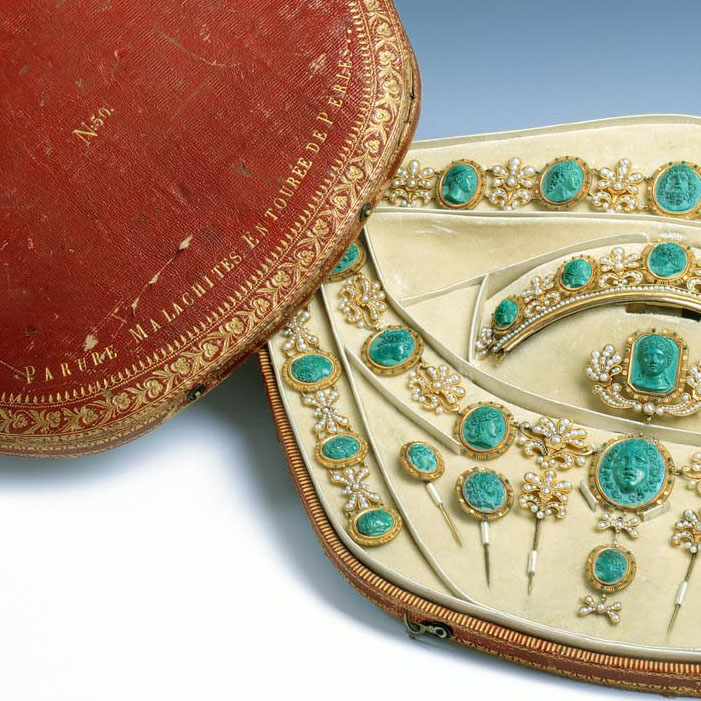 Écrin en maroquin rouge d’une parure en malachite, détail